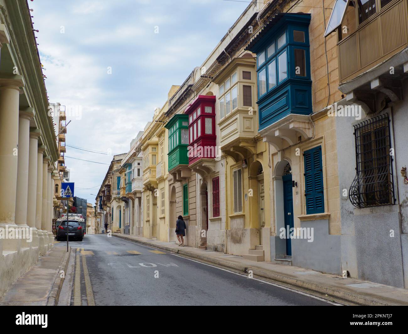 Sliema, Malte - mai 2021: De beaux balcons en bois maltais colorés appelés 'gallarija' à Sliema. Il est très probable qu'ils viennent du Muxarabiji arabe. Banque D'Images