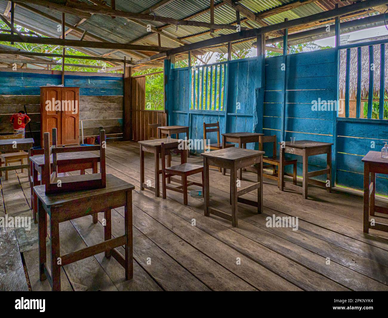 Puerto Miguel, Pérou - avril 2022 : école primaire dans le petit village de la jungle amazonienne. Forêts tropicales humides. Amérique latine. Banque D'Images