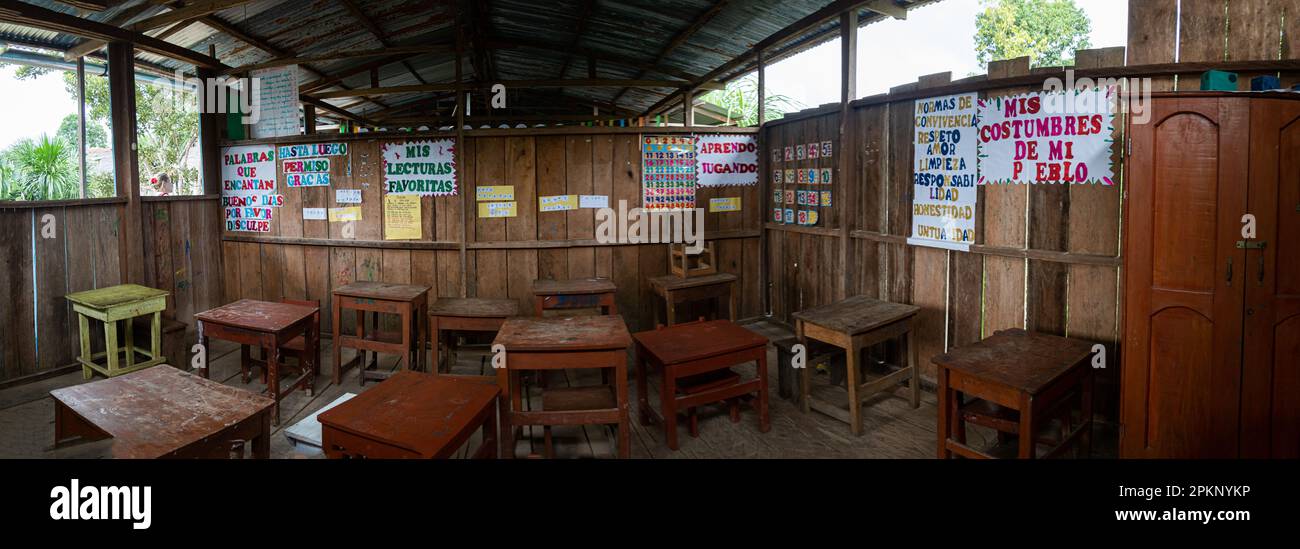 Puerto Miguel, Pérou - avril 2022 : école primaire dans le petit village de la jungle amazonienne. Forêts tropicales humides. Amérique latine. Banque D'Images