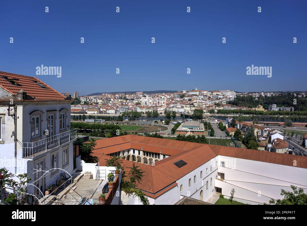 Coimbra, Portugal - 15 août 2022: Vue du monastère de Santa Clara-a-Nova sur le couvent de Saint François avec la ville en arrière-plan Banque D'Images