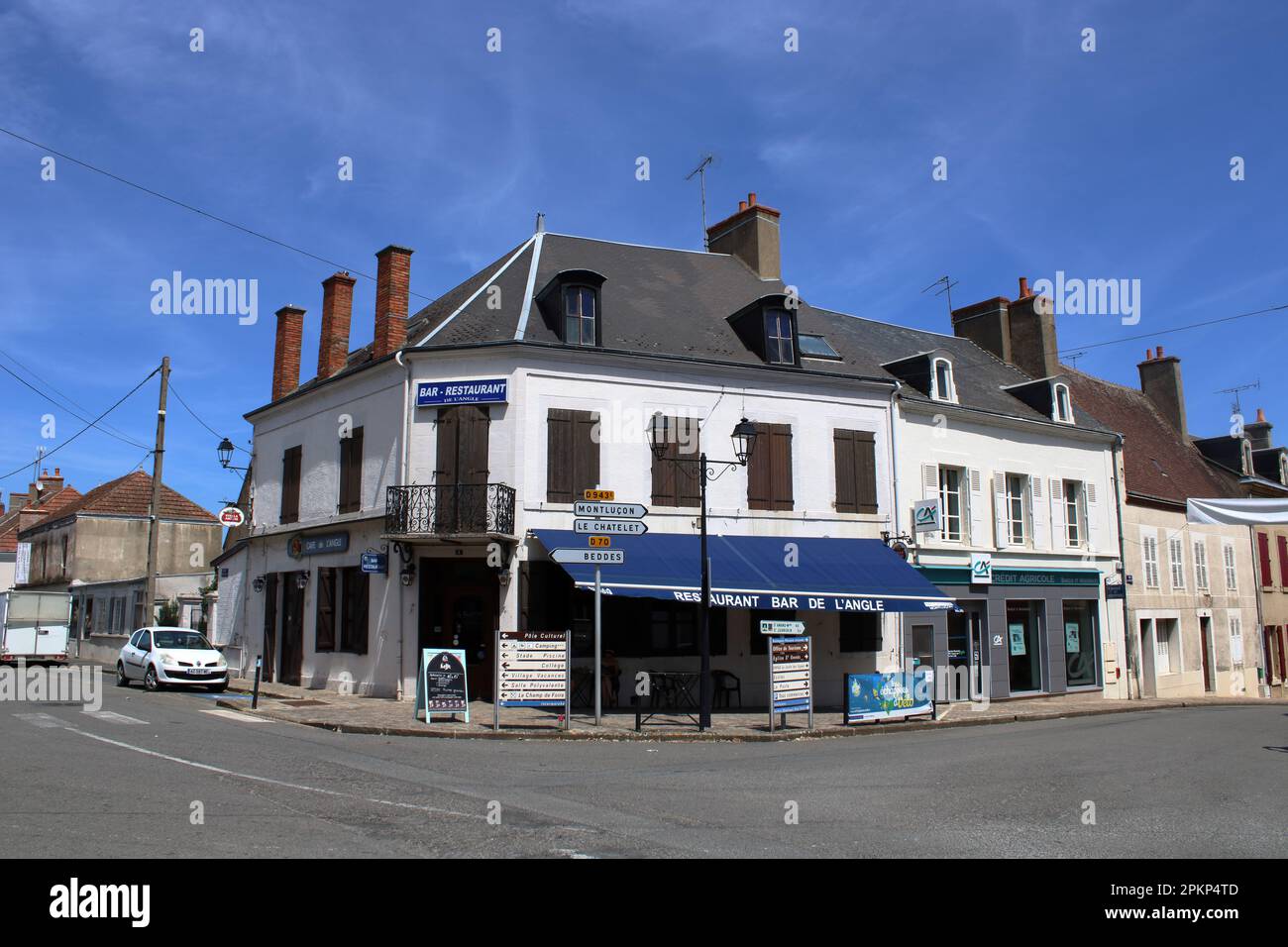 Vue sur un coin de rue typiquement français et un bar ici situé dans la ville rurale française de Châteaumeillant une ville dans la région du cher du centre de la France. Banque D'Images