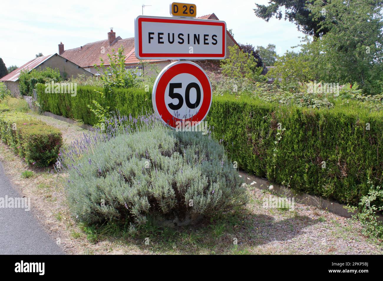 Signe représentant l'arrivée dans le village de Feusines une commune rurale située dans la région Indre du centre de la France. Banque D'Images
