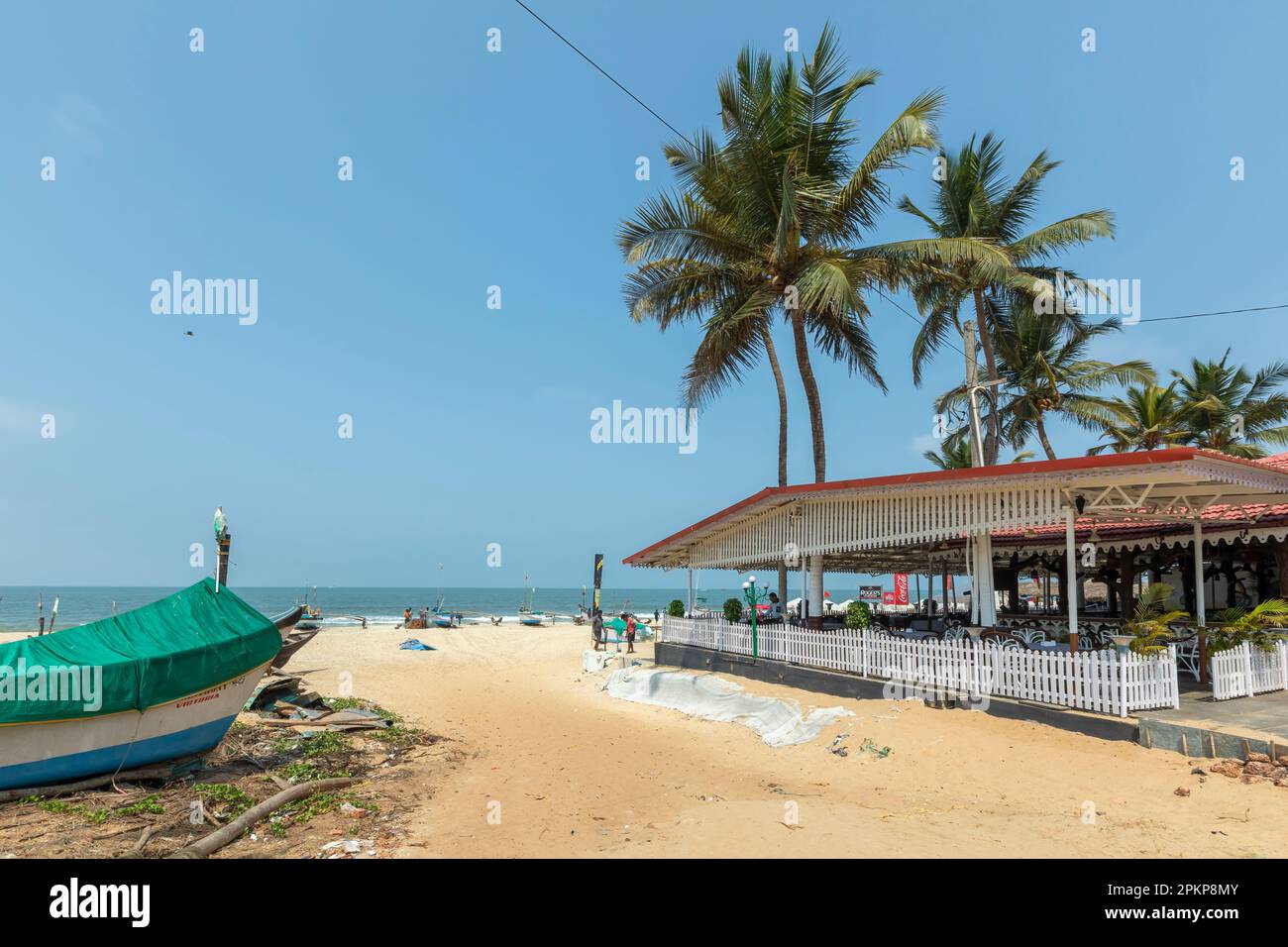 Benaulim Sunny Beach est une destination balnéaire populaire située dans l'État indien de Goa. La plage est connue pour ses sables dorés et son eau bleue claire Banque D'Images