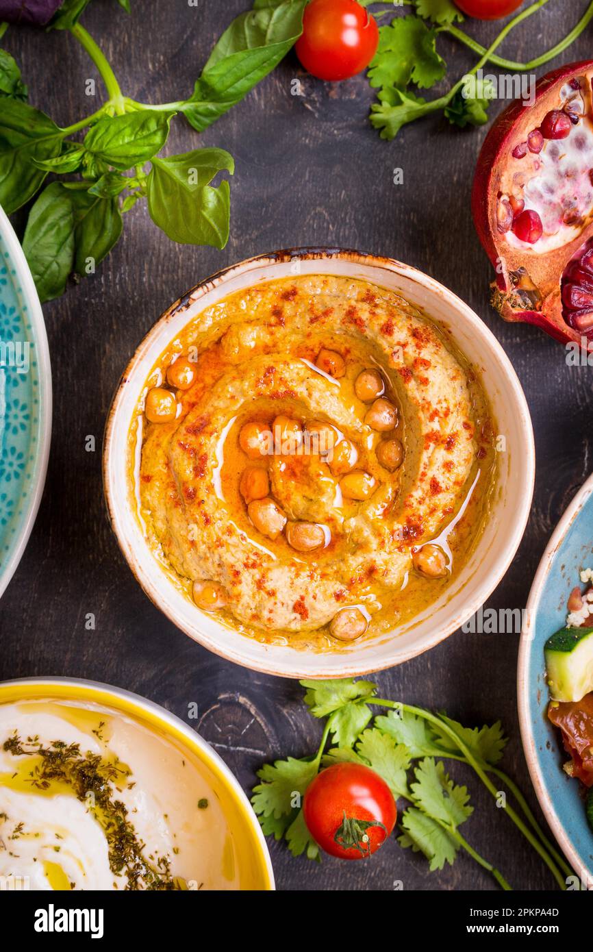 La plaque de l'hoummos close-up. L'hoummos, tahini, pitta et le babeurre tremper avec de l'huile d'olive. La plupart des célèbres plats de la cuisine du Moyen-Orient Banque D'Images