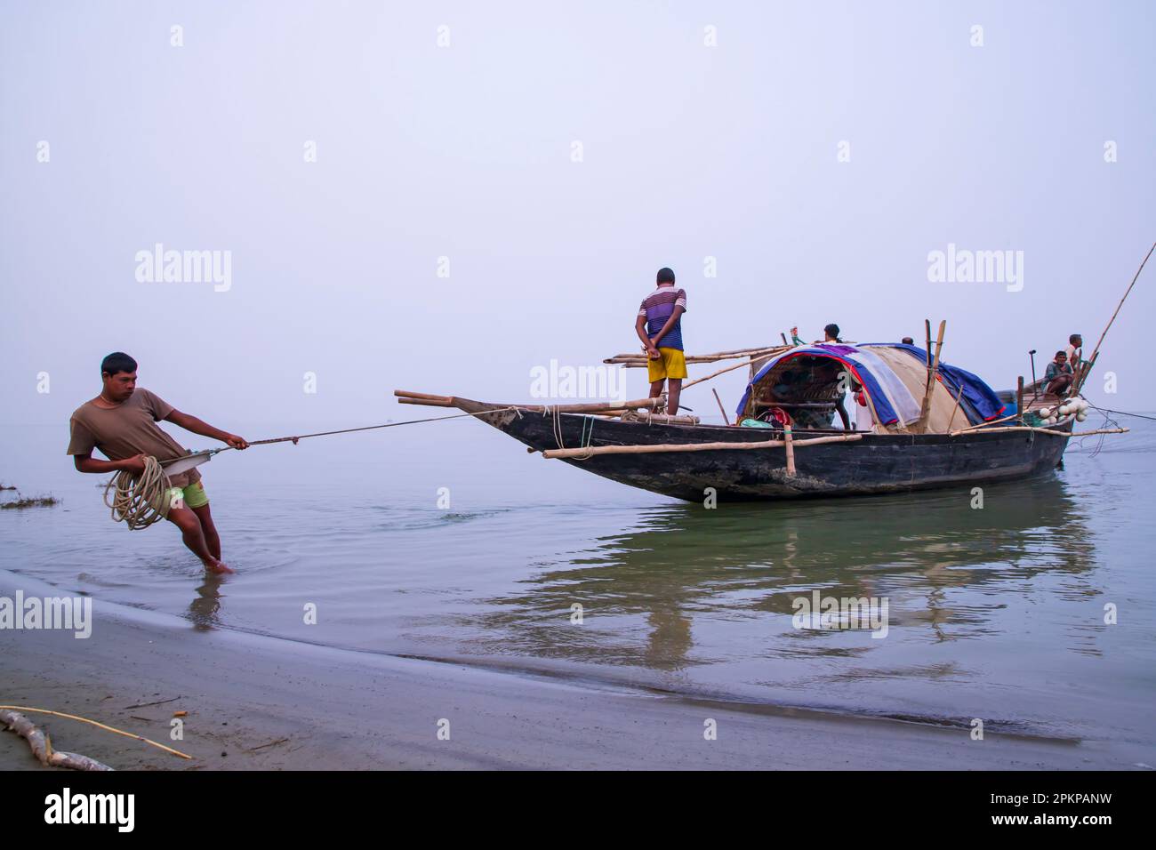 19th février 2023, vue du paysage des prises de poissons sur un bateau de pêche traditionnel dans la rivière Padma, Faridpur, Bangladesh Banque D'Images