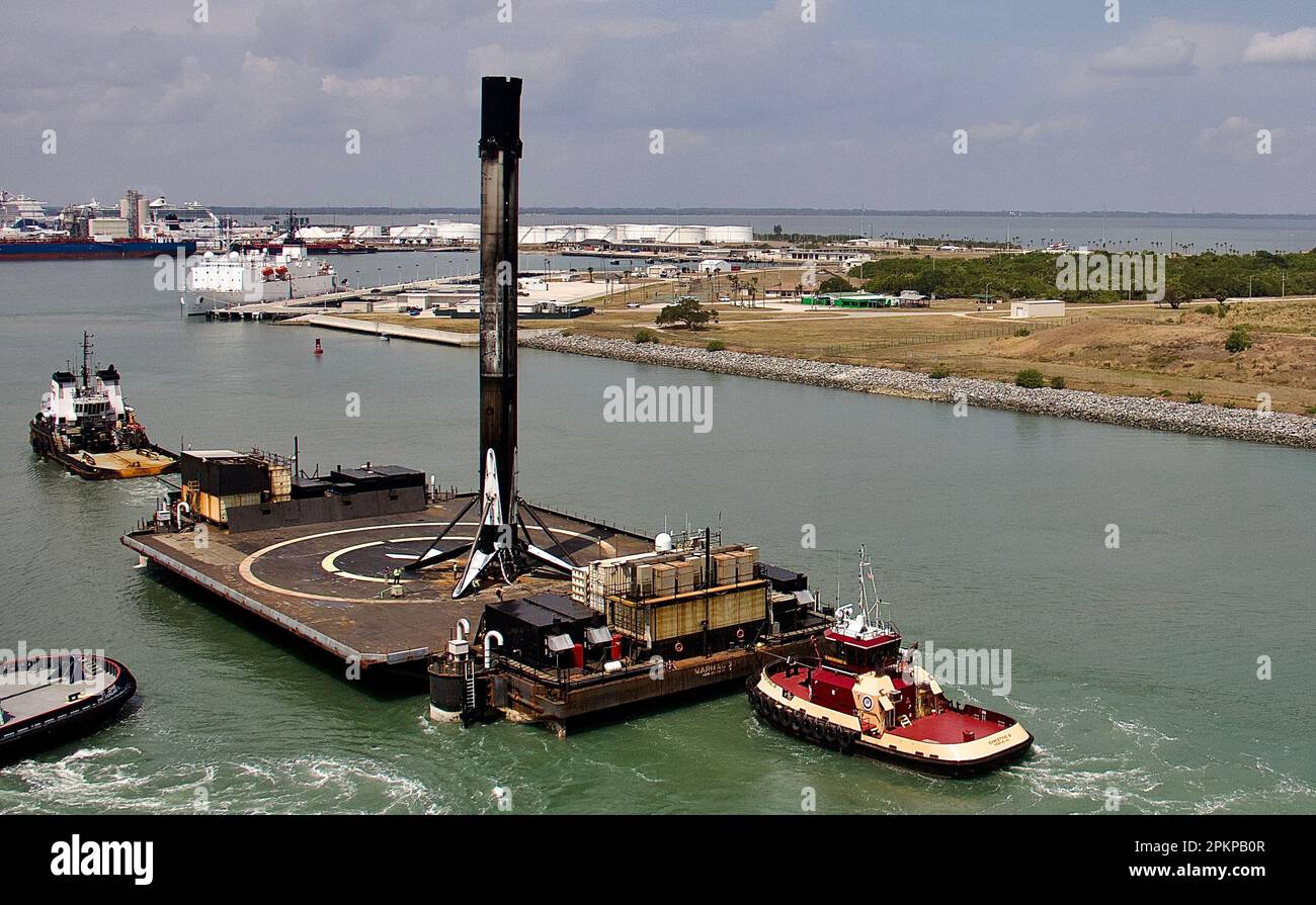 Le voleur à l'étalage Falcon 9 SpaceX est remorqué au cap Canaveral après avoir atterri en mer sur 29 mars 2023. Banque D'Images