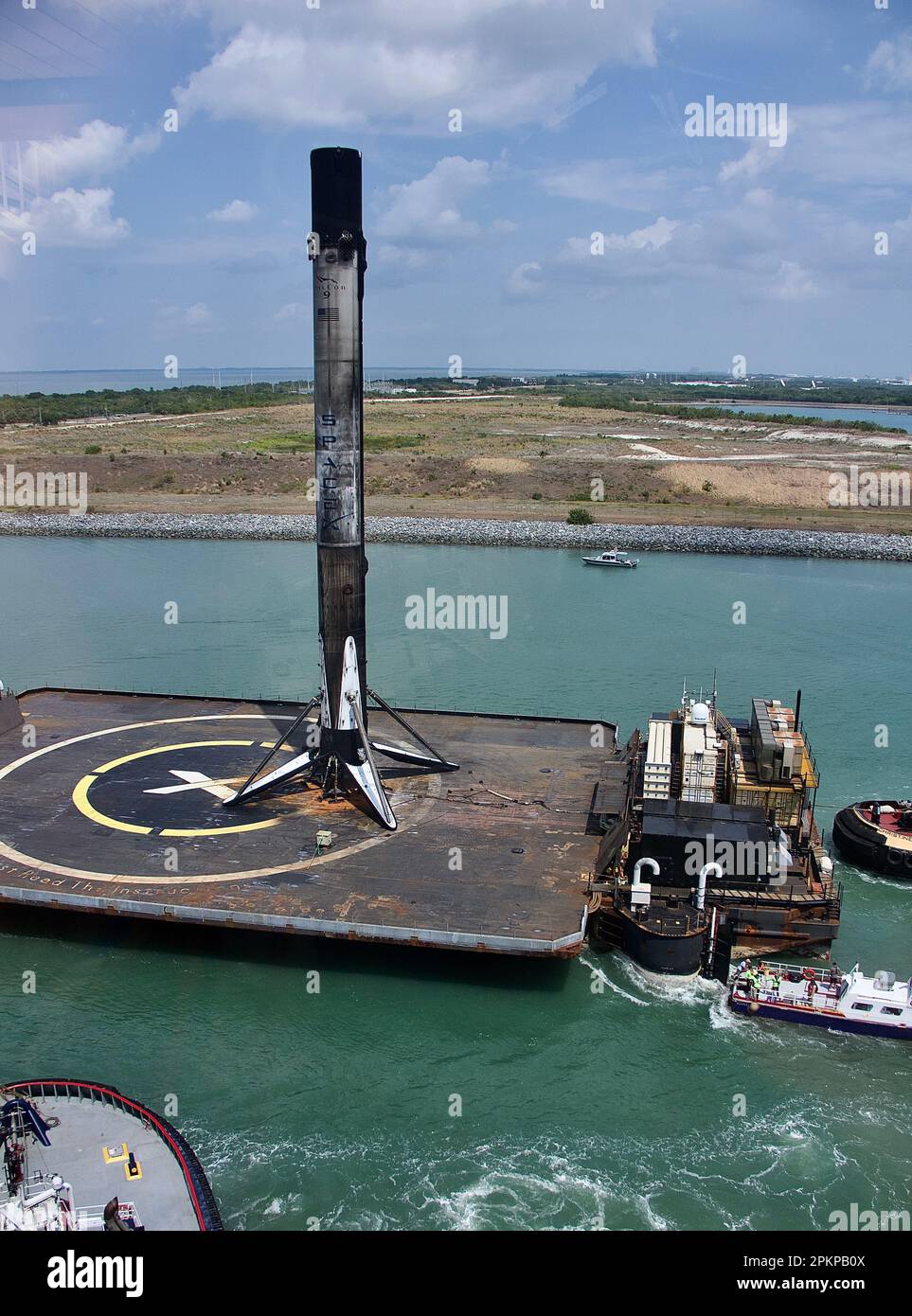 Le voleur à l'étalage Falcon 9 SpaceX est remorqué au cap Canaveral après avoir atterri en mer sur 29 mars 2023. Banque D'Images