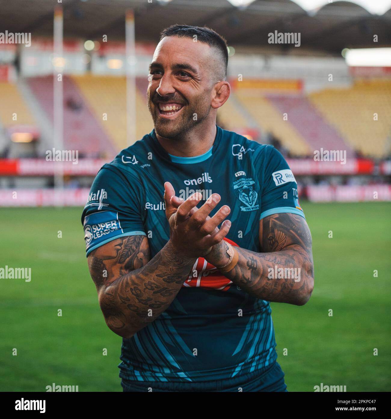 Les joueurs de Daryl Powell et de Warrington Wolves célèbrent la victoire contre les Catalans Dragons dans la Super League de Betfred Banque D'Images