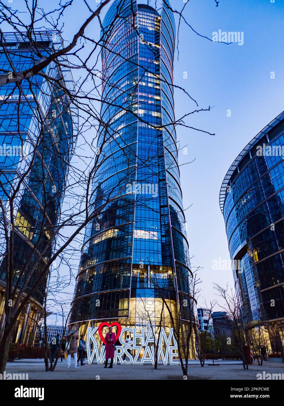 Varsovie, Pologne - avril 2022 : gratte-ciels modernes en verre à Varsovie. Place européenne. Europe centrale Banque D'Images