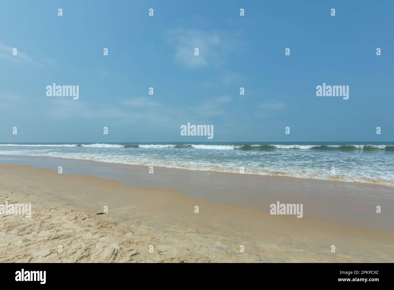 Benaulim Sunny Beach est une destination balnéaire populaire située dans l'État indien de Goa. La plage est connue pour ses sables dorés et son eau bleue claire Banque D'Images