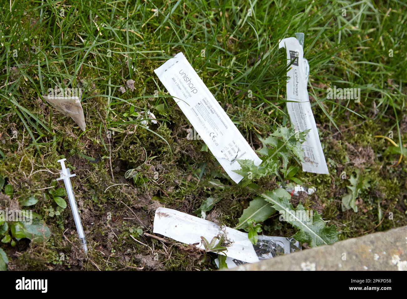 Aiguilles utilisées seringues et drogues paraphhernalia jetés dans le parc public du quartier de la cathédrale de Writers Square Belfast City Centre, Irlande du Nord, Banque D'Images