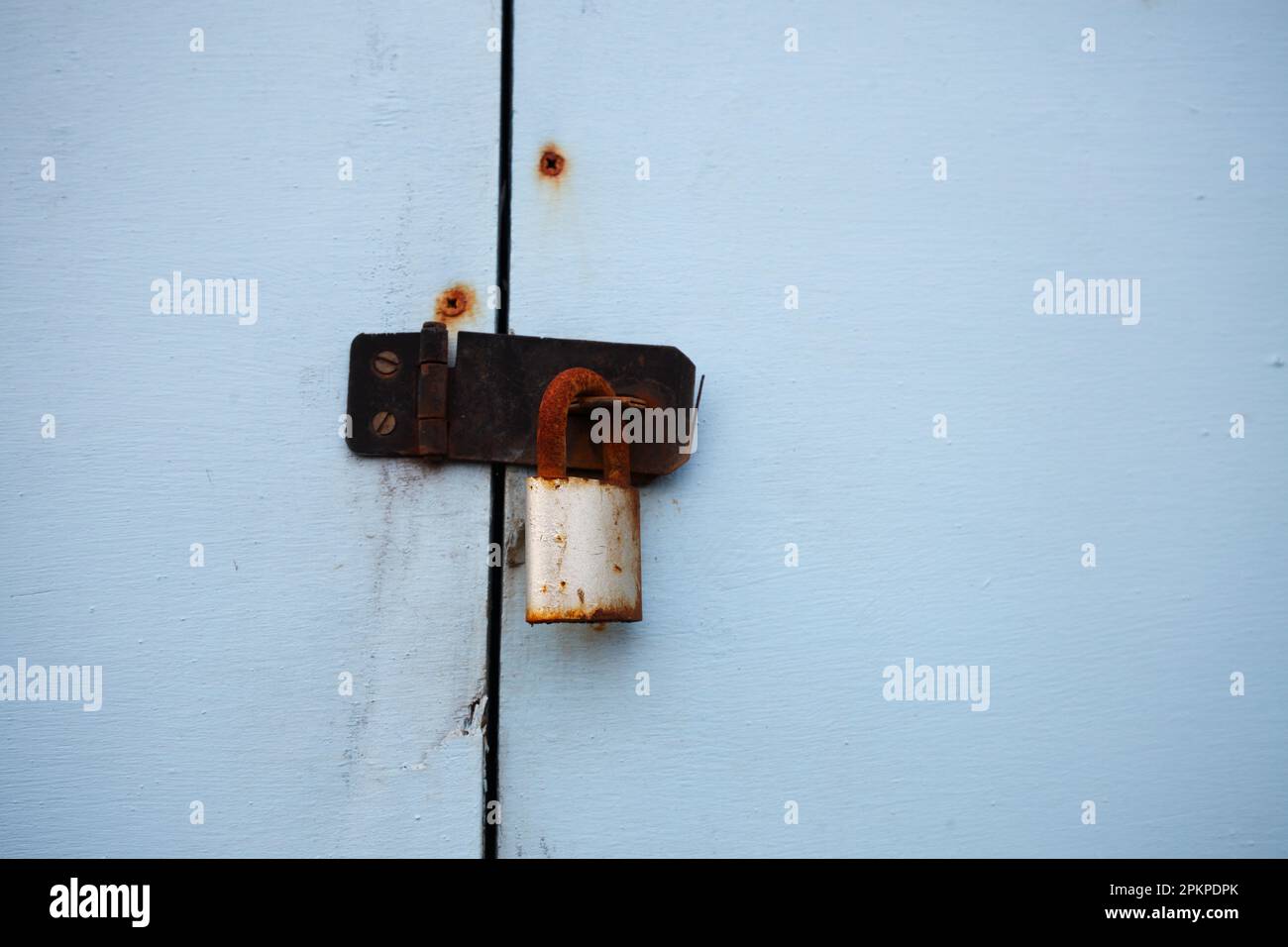 Cadenas rouillé sur les portes bleues. Banque D'Images