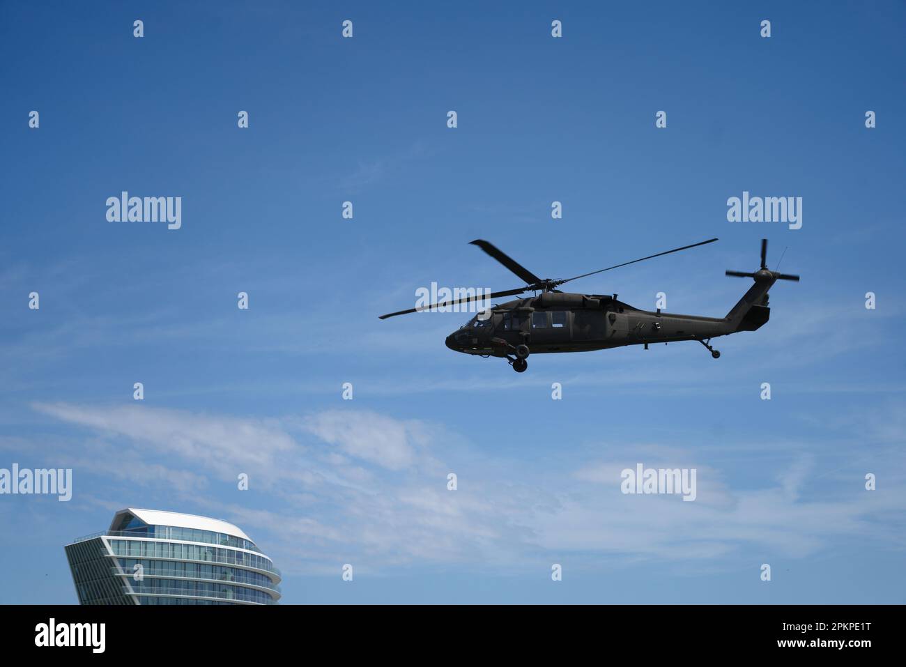 Washington, DC - 3 avril 2023 : hélicoptère Sikorsky UH-60 Blackhawk avec l'armée des États-Unis et drapeau de pirate de la barbe noire insigne des forces spéciales Banque D'Images