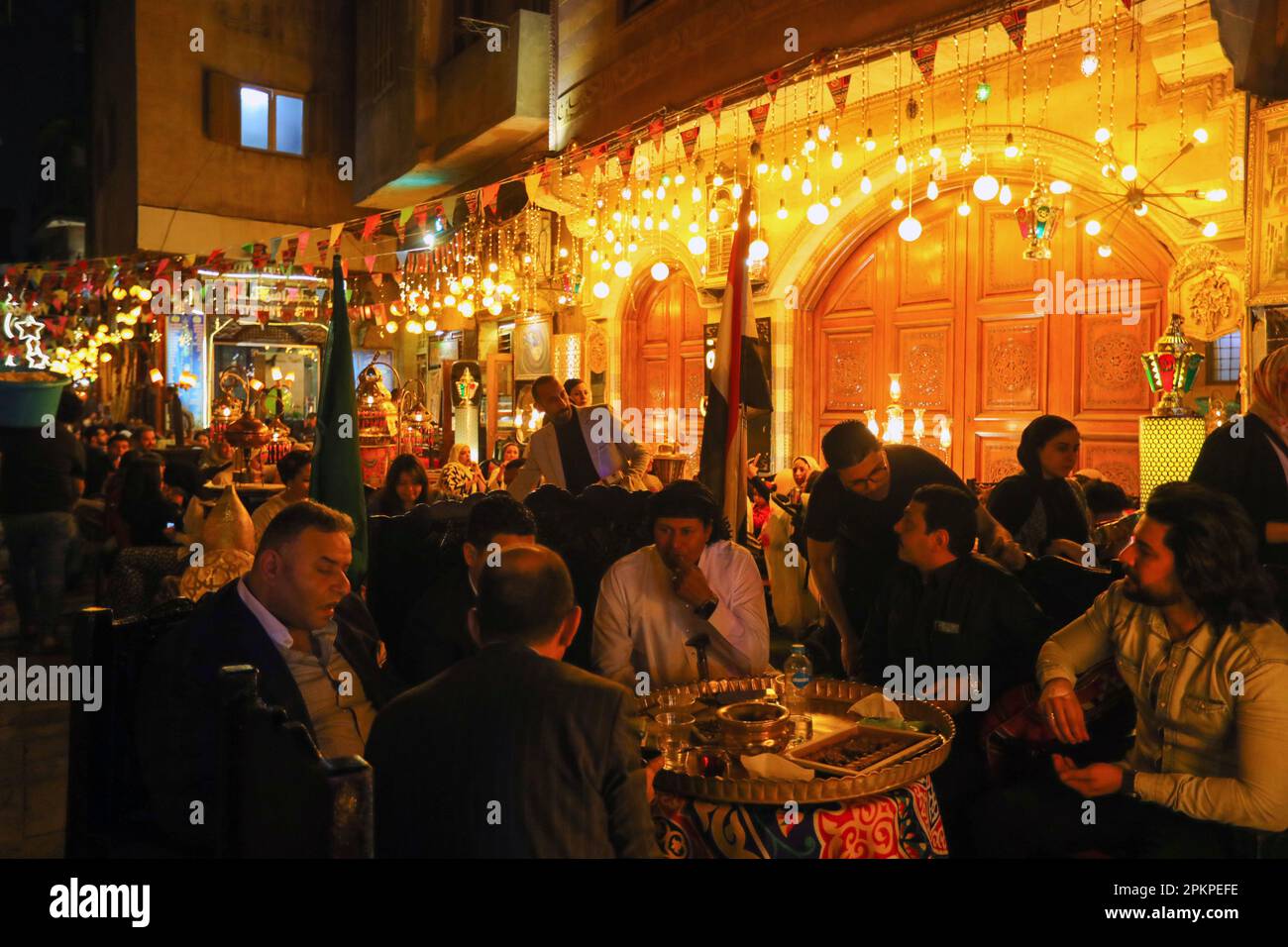 Le Caire, Égypte. 8th avril 2023. Les gens se détendent à l'extérieur d'un restaurant pendant le ramadan sur la rue Muizz, l'une des plus anciennes rues du Caire historique, Egypte, 8 avril 2023. Credit: Sui Xiankai/Xinhua/Alay Live News Banque D'Images