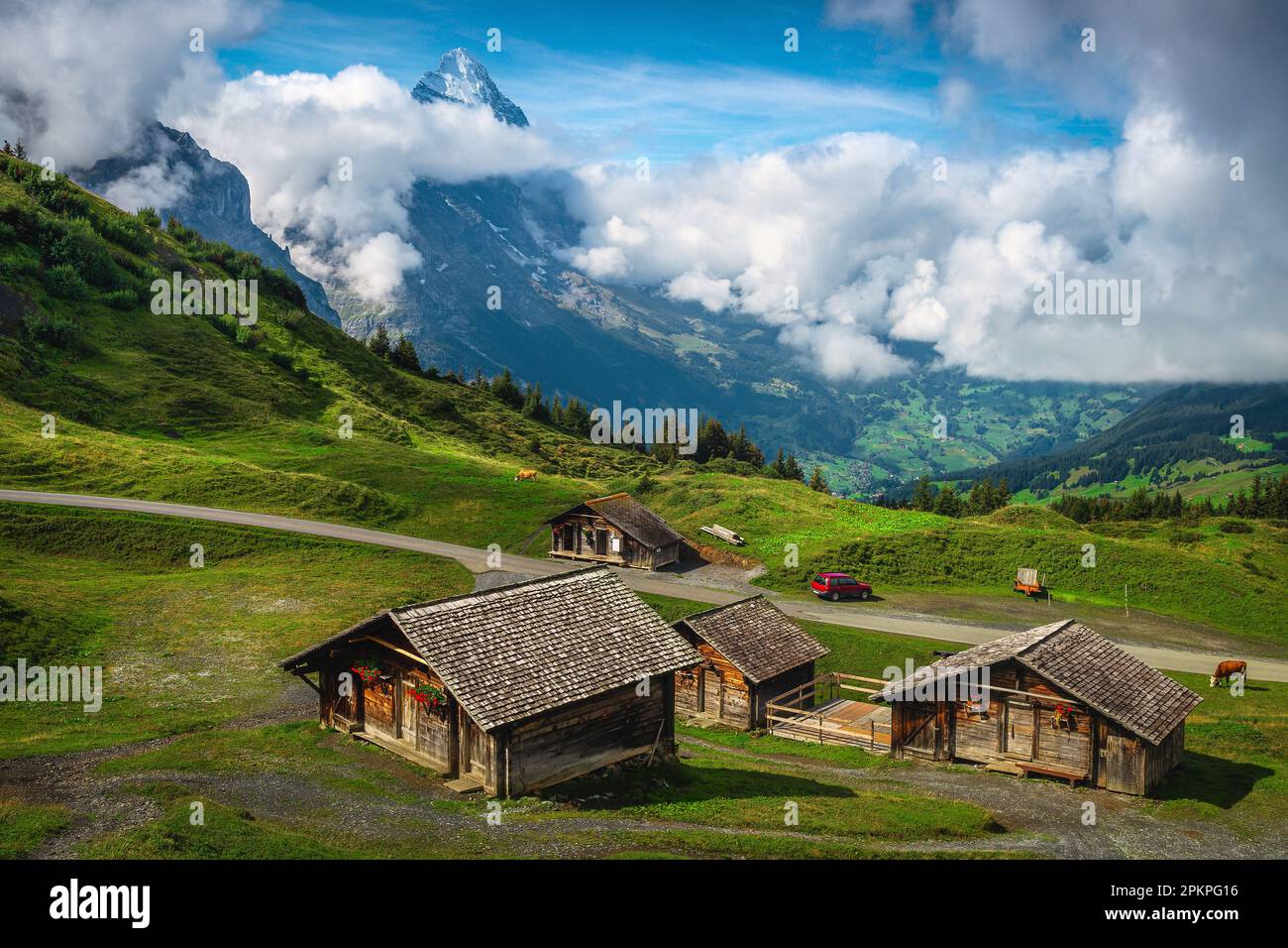 Randonnée pittoresque et emplacement de voyage, fermes rurales en bois sur les prairies verdoyantes alpines. Pic emblématique de l'Eiger en arrière-plan, Grindelwald, Bernois OBE Banque D'Images