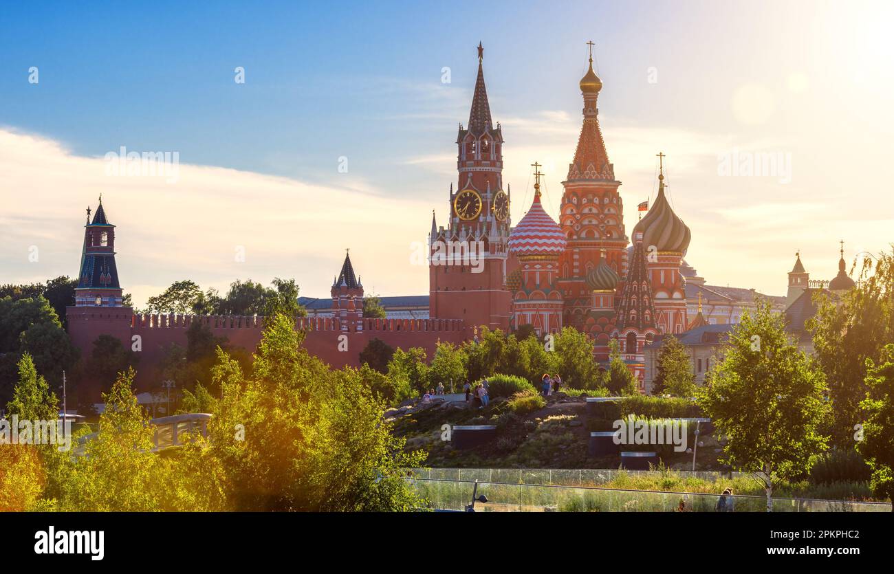 Parc Zaryadye surplombant la cathédrale St Basile et le Kremlin, Moscou, Russie. Cet endroit est célèbre attraction touristique de Moscou. Vue panoramique sur l'historique Banque D'Images