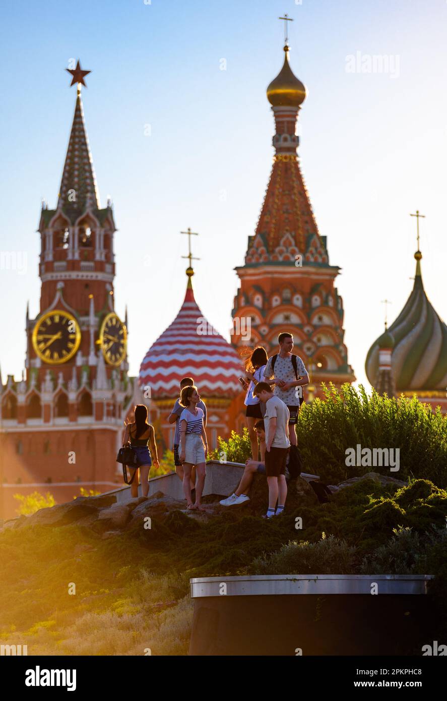 Les gens visitent le parc Zaryadye, Moscou, Russie. Cet endroit est une attraction touristique de la ville. Kremlin de Moscou et cathédrale Saint-Basile i Banque D'Images