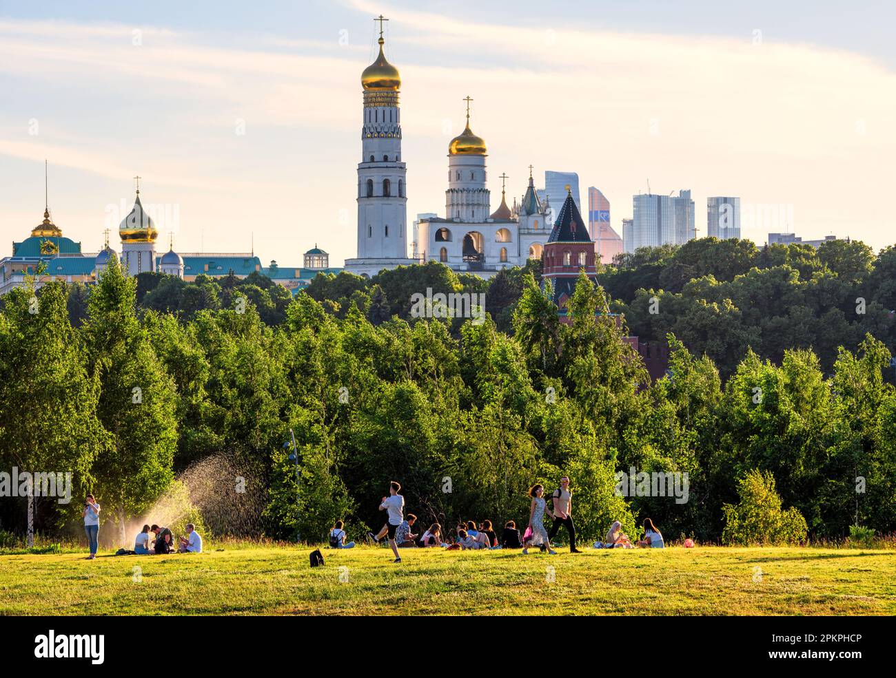 Les gens se reposent dans le parc Zaryadye, Moscou, Russie. Cet endroit est une attraction touristique de la ville. Cathédrales du Kremlin de Moscou dans le disbanc Banque D'Images