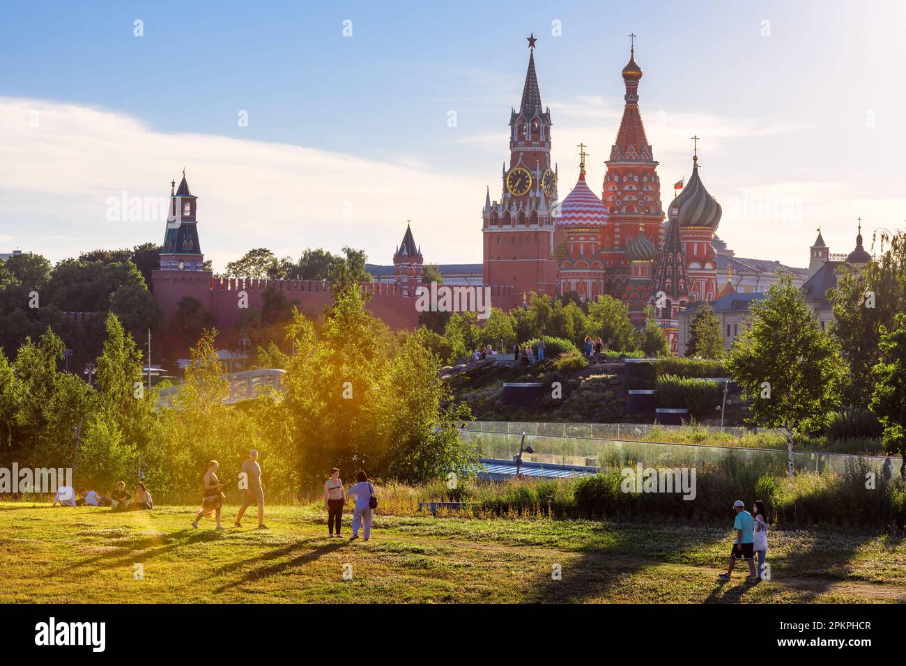 Les gens marchent dans le parc Zaryadye, Moscou, Russie. Cet endroit est une attraction touristique de la ville. Kremlin de Moscou et cathédrale Saint-Basile Banque D'Images