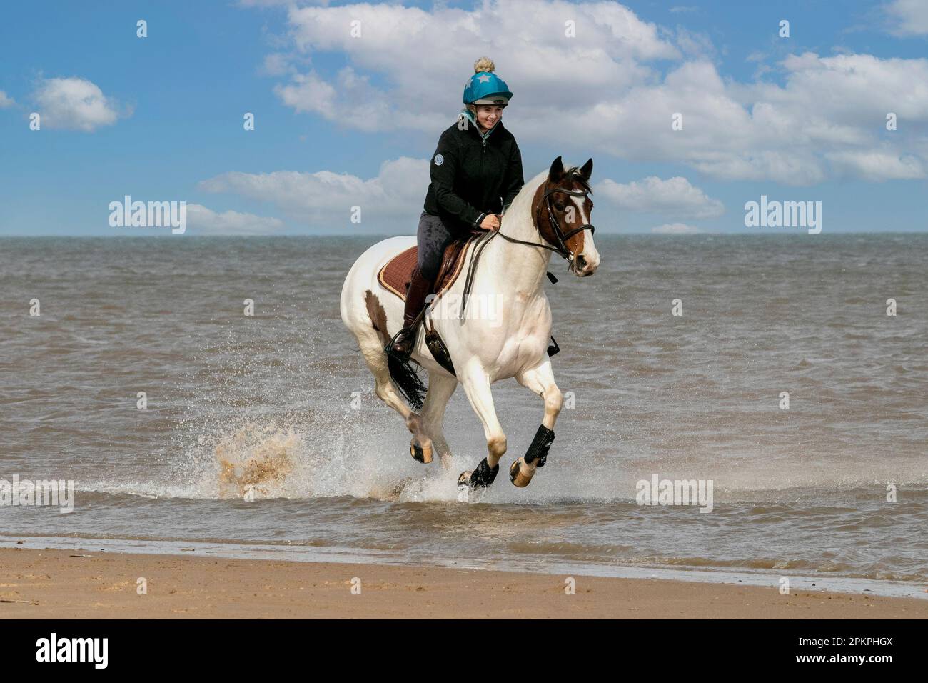 Southport, Merseyside, 09.04.2023 Victoria Spencer de Lancashire à bord de sa jument bien-aimée « Willow » le long du rivage doré sur la plage de Southport à Merseyside. Crédit : Cernan Elias/Alay Live News Banque D'Images