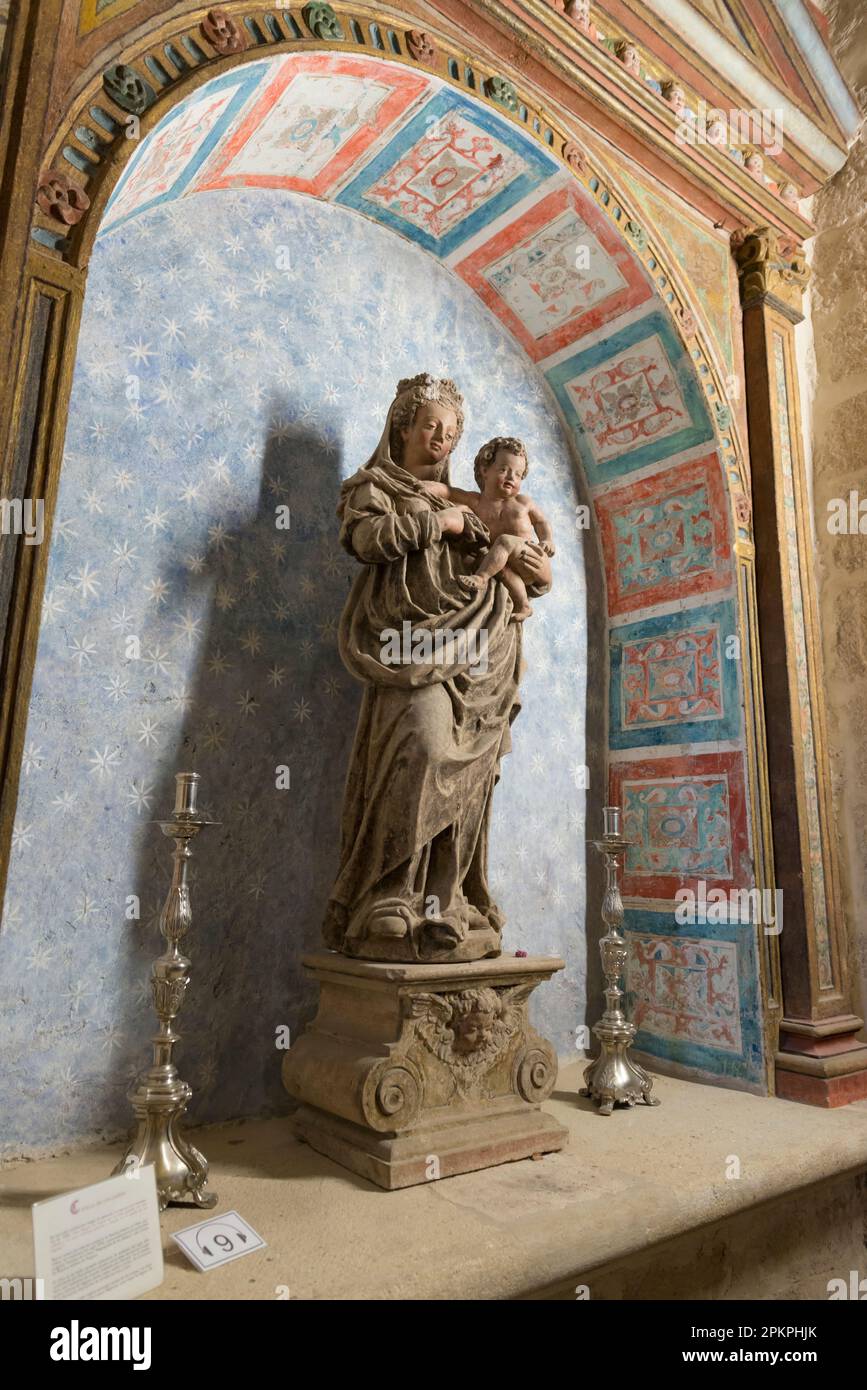 Statue de mère Marie avec Jésus dans ses bras dans une niche de l'église Santa Maria la Mayor à Trujillo, Estrémadure, Espagne Banque D'Images