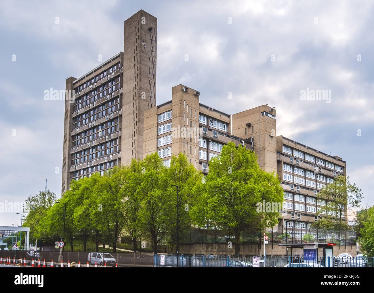 Vue en angle de la tour Balfron et de la maison de Carradale, deux tours brutalistes conçues par l'architecte Erno Goldfinger situé à Poplar East London. Banque D'Images
