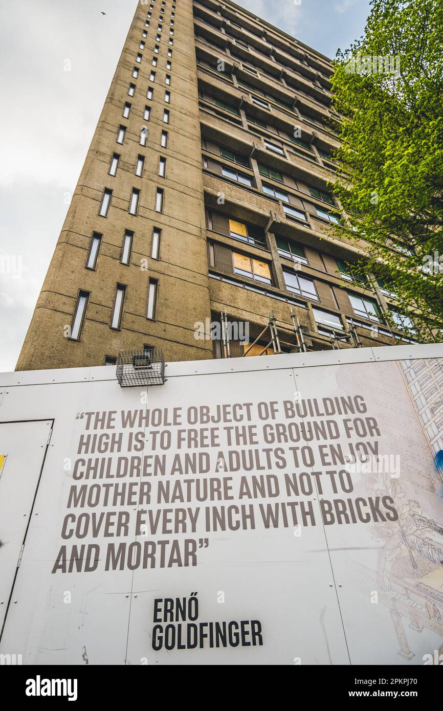 Tour Balfron avec panneau d'affichage Erno Goldfinger, architecture classique brutaliste, logement social a été réaménagé en appartements de luxe. Nettoyage social. Banque D'Images