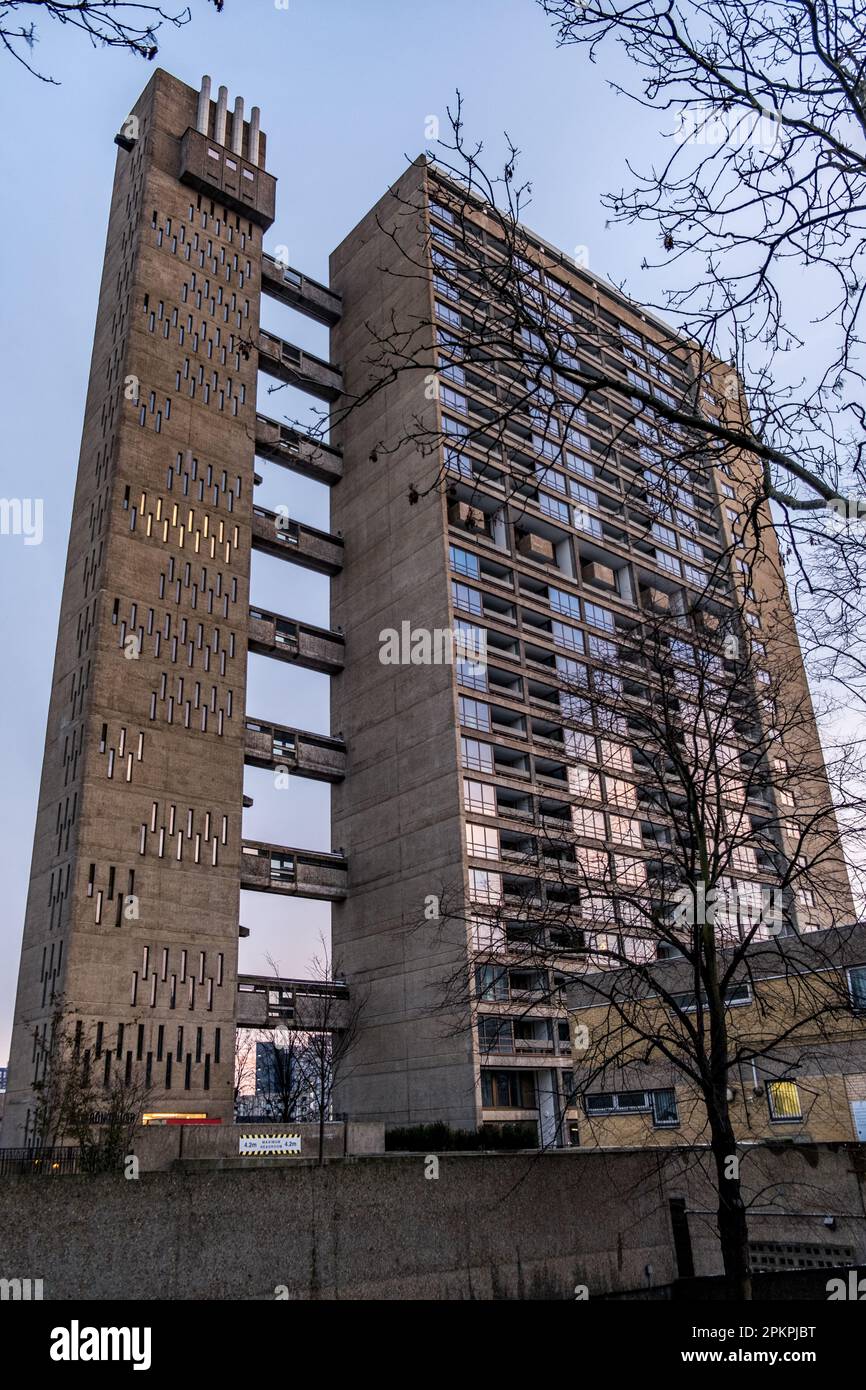 Bâtiment résidentiel de 26 étages de la tour Balfron à Poplar, Tower Hamlets, est de Londres. Construit dans un style Brutaliste, conçu par l'architecte Erno Goldfinger. Banque D'Images