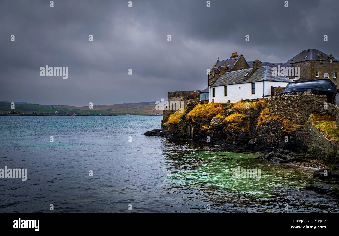 Maison construite au bord de l'eau à Lerwick, Shetland Islands, Écosse Banque D'Images