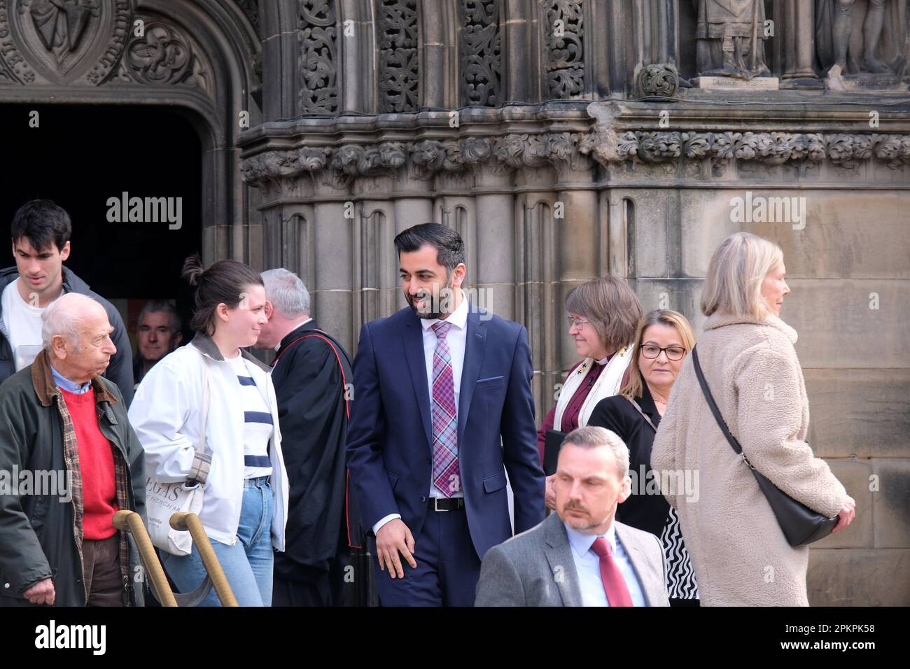 Édimbourg, Écosse, Royaume-Uni. 9th avril 2023. Le premier ministre écossais, Humza Yousaf, quitte St. Cathédrale de Giles après le service de Pâques du matin. Crédit : Craig Brown/Alay Live News Banque D'Images