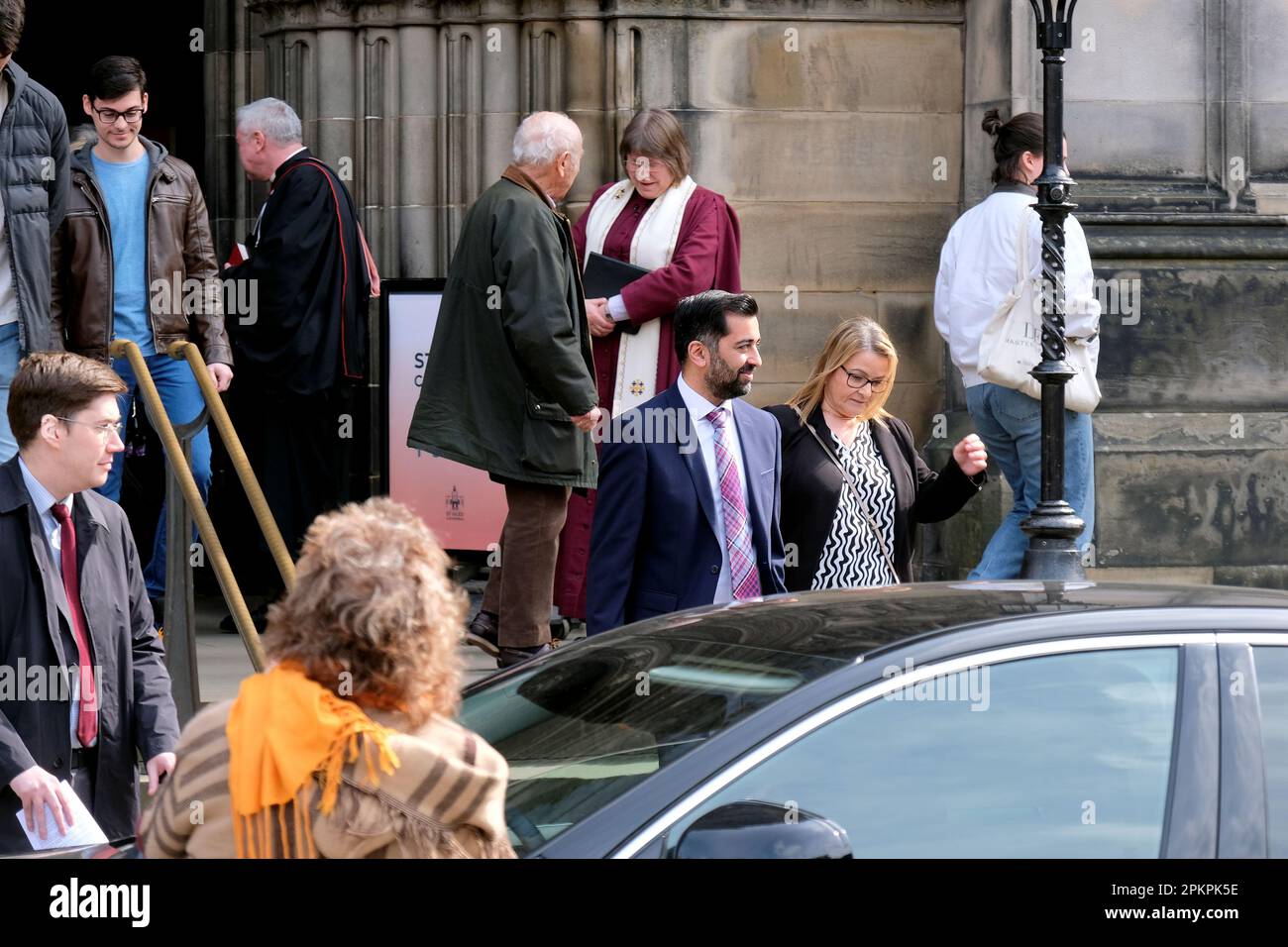 Édimbourg, Écosse, Royaume-Uni. 9th avril 2023. Le premier ministre écossais, Humza Yousaf, quitte St. Cathédrale de Giles après le service de Pâques du matin. Crédit : Craig Brown/Alay Live News Banque D'Images