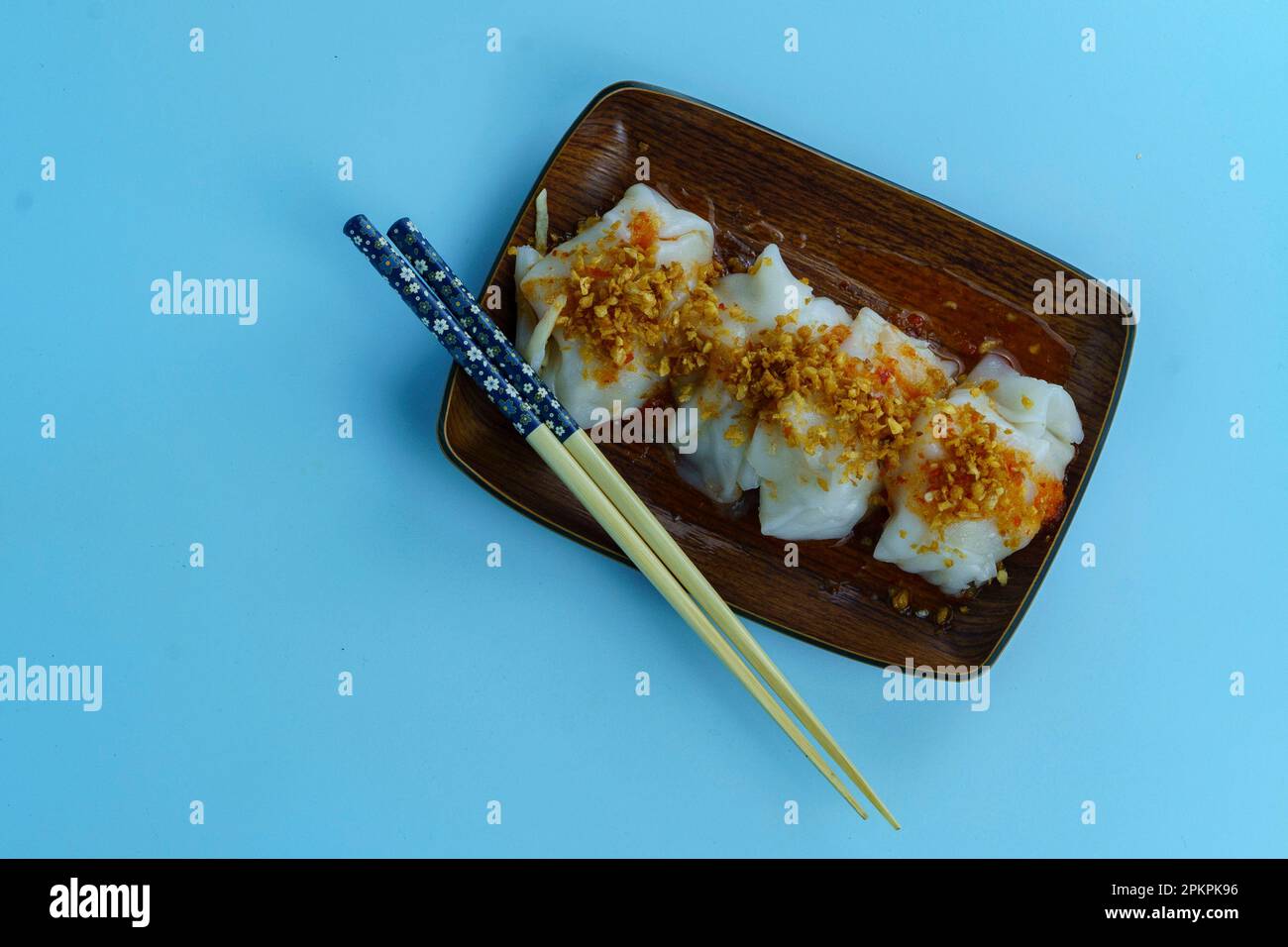 Choipan est une collation traditionnelle de Pontianak, West Bornéo. C'est un en-cas salé fait à partir d'un mélange de pousses de bambou hachées, de crevettes hachées, tout envelopper Banque D'Images