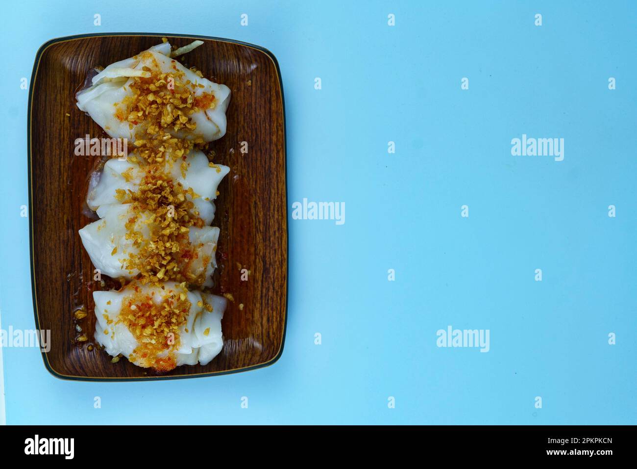 Choipan est une collation traditionnelle de Pontianak, West Bornéo. C'est un en-cas salé fait à partir d'un mélange de pousses de bambou hachées, de crevettes hachées, tout envelopper Banque D'Images