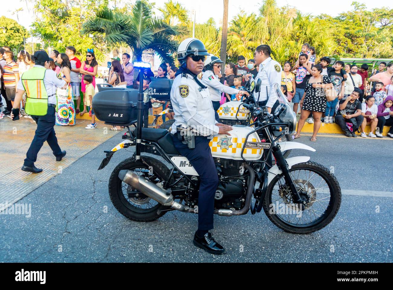 Cancun, Quintana Roo, Mexique, Policier mexicain à vélo, au Cancun Parade 2023. Banque D'Images