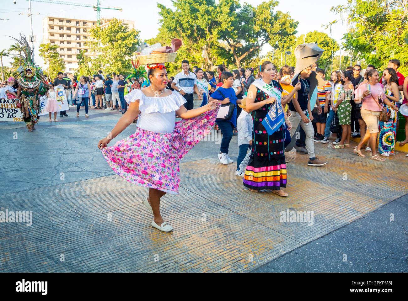 Cancun, Quintana Roo, Mexique, femmes mexicaines dansant au carnaval de Cancun 2023 Banque D'Images