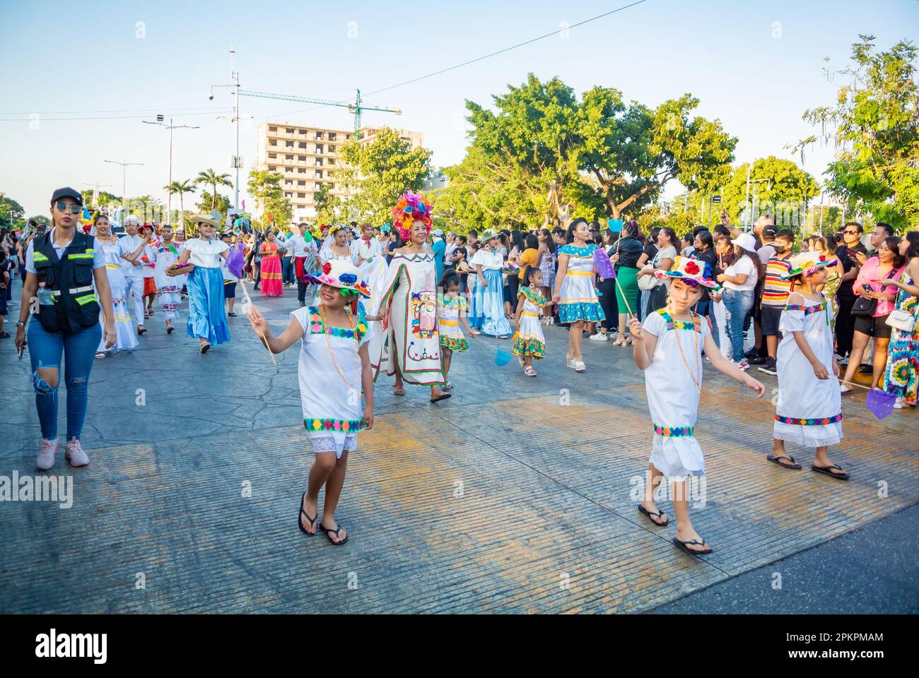 Cancun, Quintana Roo, Mexique, une femme mexicaine marchant au carnaval de Cancun 2023 avec des vêtements traditionnels. Banque D'Images