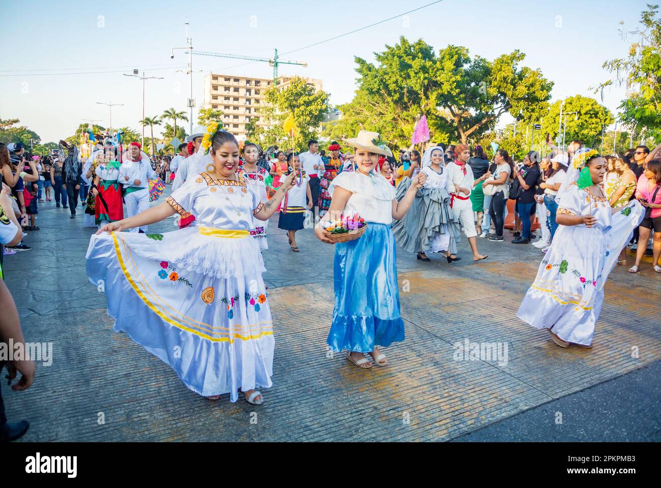 Cancun, Quintana Roo, Mexique, femmes mexicaines dansant au carnaval de Cancun 2023 Banque D'Images