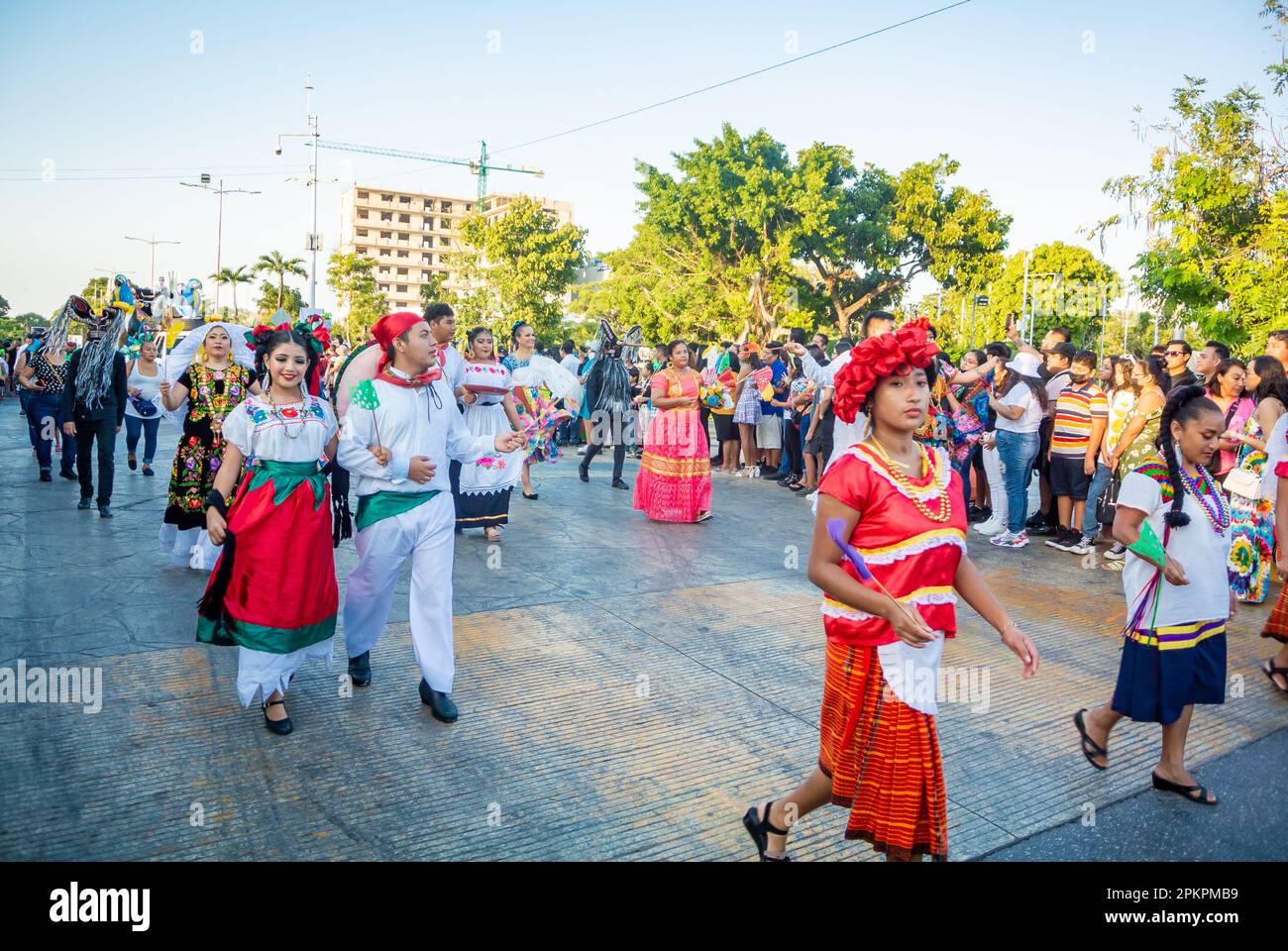 Cancun, Quintana Roo, Mexique, une femme mexicaine marchant au carnaval de Cancun 2023 avec des vêtements traditionnels. Banque D'Images