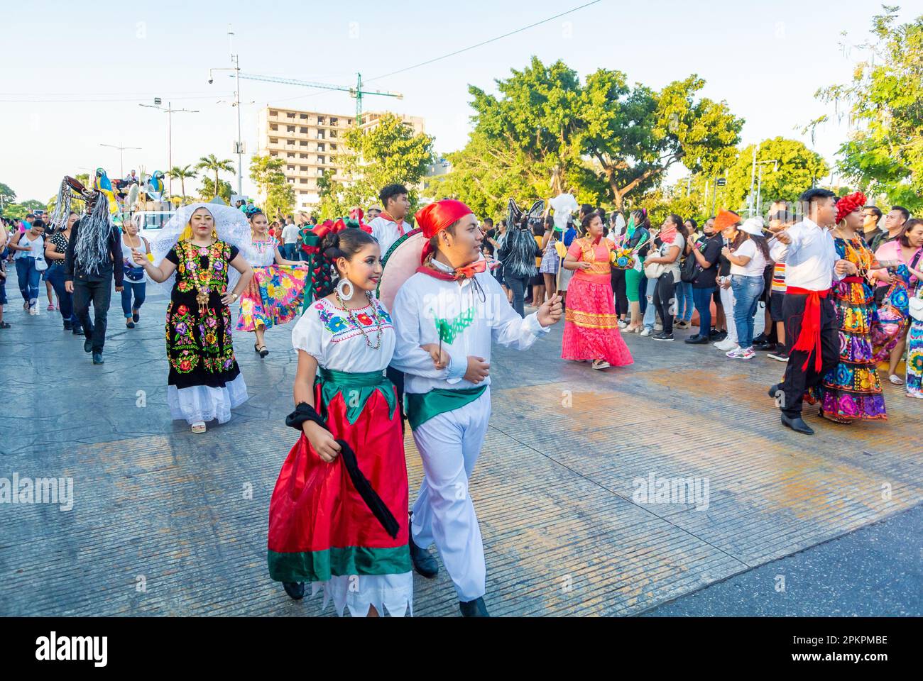 Cancun, Quintana Roo, Mexique, Une femme et un mele avec des costumes mexicains traditionnels défilant au carnaval de Cancun 2023. Banque D'Images
