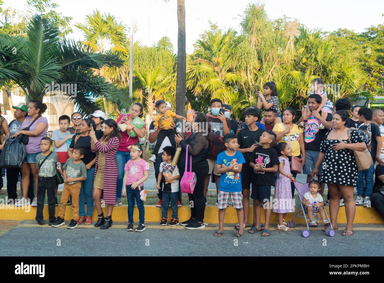 Cancun, Quintana Roo, Mexique, peuple mexicain en attente de la parade du carnaval de Cancun 2023 dans la rue. Banque D'Images