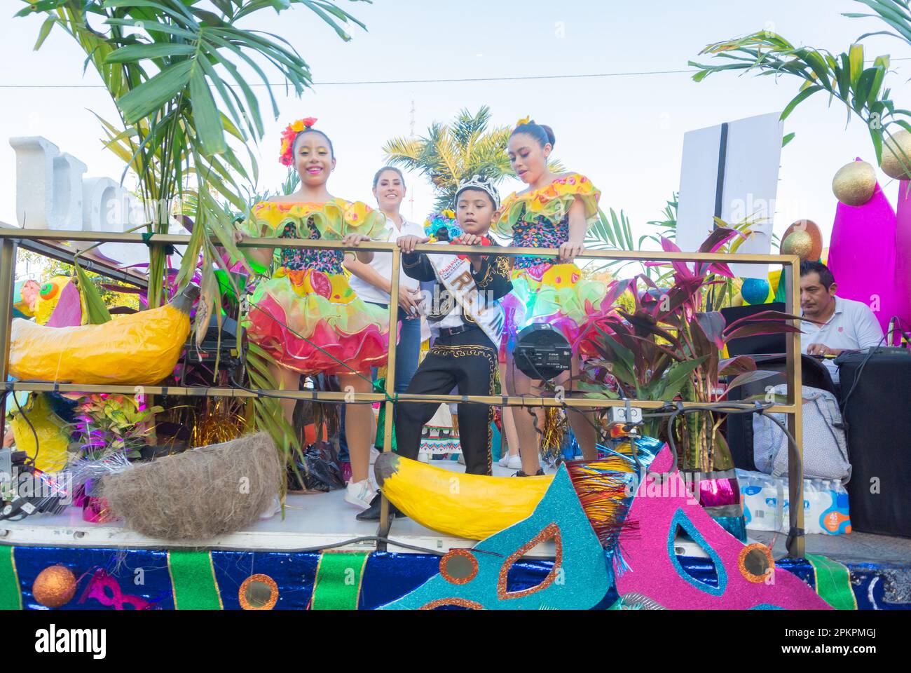 Cancun, Quintana Roo, Mexique, Un garçon et des filles mexicains dansant au carnaval de Cancun 2023 Banque D'Images