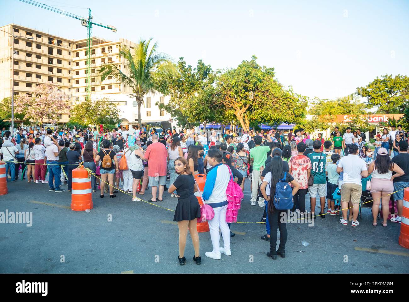 Cancun, Quintana Roo, Mexique, peuple mexicain en attente de la parade du carnaval de Cancun 2023 dans la rue. Banque D'Images