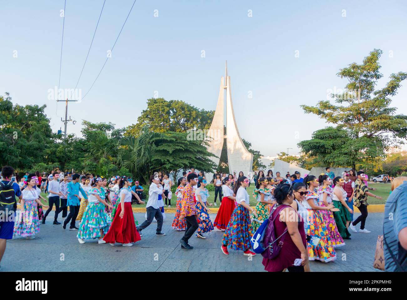 Cancun, Quintana Roo, Mexique, un peple mexicain dans des vêtements traditionnels au festival de Cancun Carnival 2023 dans le centre-ville de Cancun. Banque D'Images