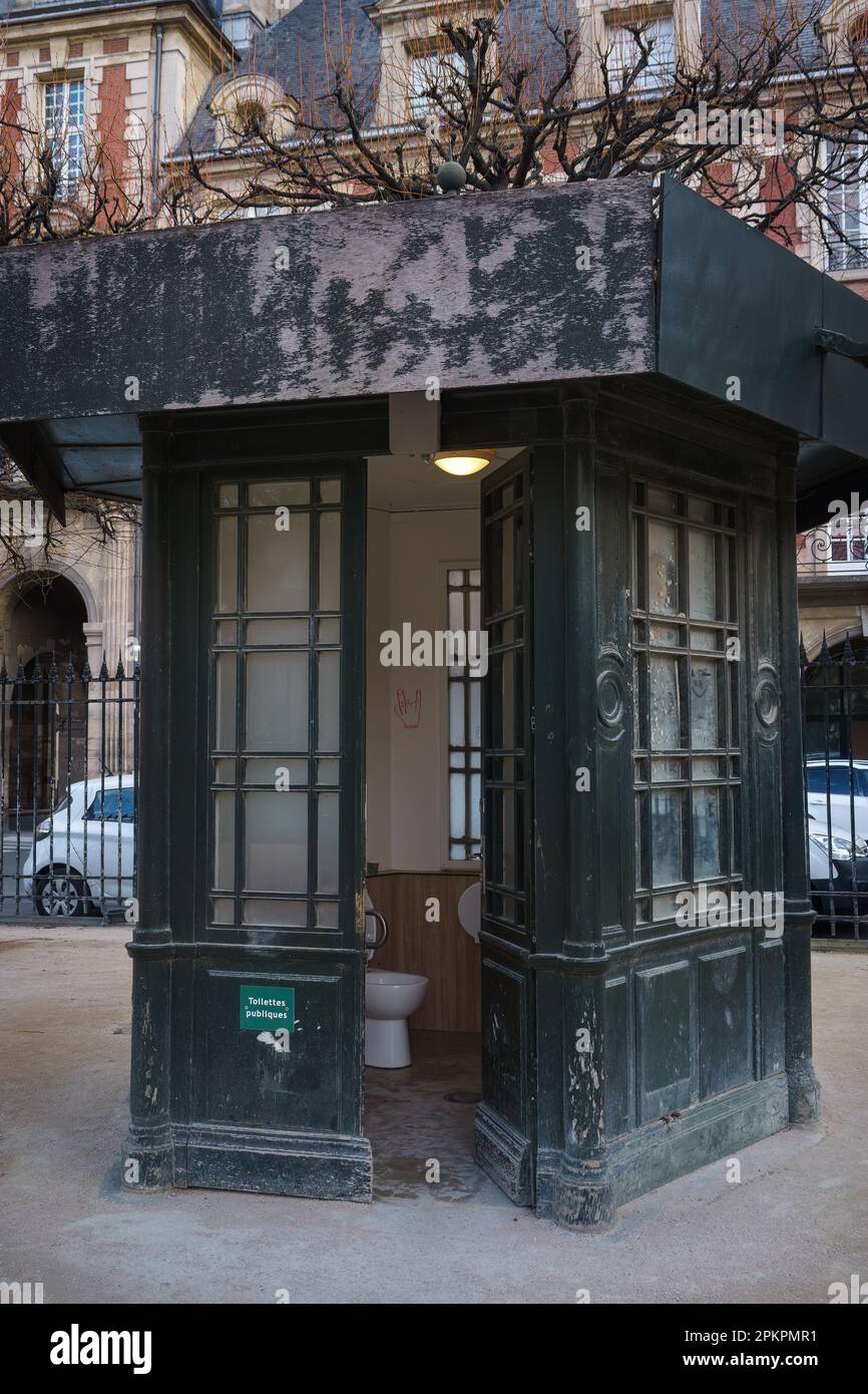 Toilettes publiques vertes dans le parc place des Vosges. Paris, France. 24 mars 2023. Banque D'Images
