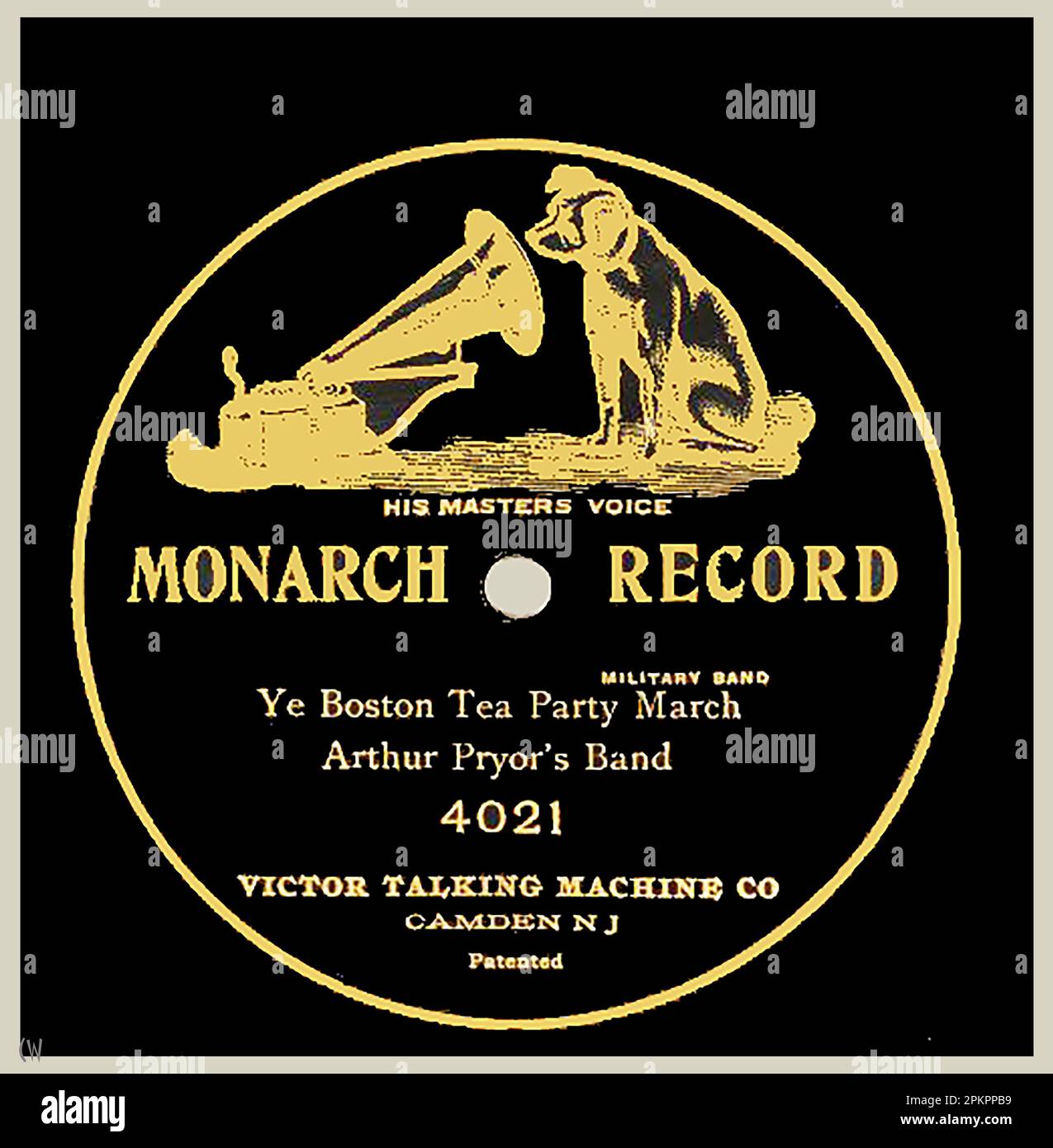 BOSTON TEA PARTY 16 décembre 1773 - Un RECORD DE MONARQUE ( HMV ) 'Ye Boston Tea Party March' . Le Boston Tea Party était une protestation politique et mercantile américaine contre le Tea Act de 1773 qui imposait une taxe sur le thé { Townshend Revenue Act) mais autorisait les concessions fiscales de la British East India Company pour son thé importé de Chine. Un groupe de protestation connu sous le nom de fils de la liberté (certains déguisés en tribus indiennes) a détruit une compagnie de l'Inde orientale. Cargaison de thé en jetant des coffres de thé d'un certain nombre de navires dans le port de Boston. L'incident a été le précurseur de la Révolution américaine Banque D'Images