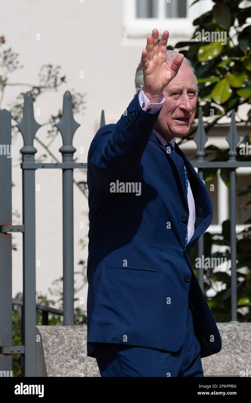 Windsor, Berkshire, Royaume-Uni. 9th avril 2023. Le roi Charles sourit et se fait la vague jusqu'aux adeptes du château de Windsor après le service du matin de Pâques à la chapelle Saint-Georges ce matin. Crédit : Maureen McLean/Alay Live News Banque D'Images