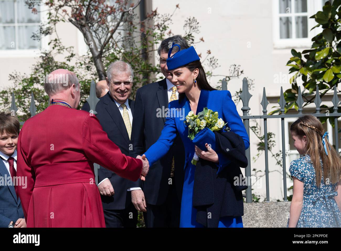 Windsor, Berkshire, Royaume-Uni. 9th avril 2023. Le prince de Galles et Catherine, la princesse de Galles, Prince George, la princesse Charlotte et le prince Louis sont accueillis ce matin par David Connor, doyen de Windsor, après le service du matin de Pâques à la chapelle Saint-Georges, au château de Windsor. Crédit : Maureen McLean/Alay Live News Banque D'Images