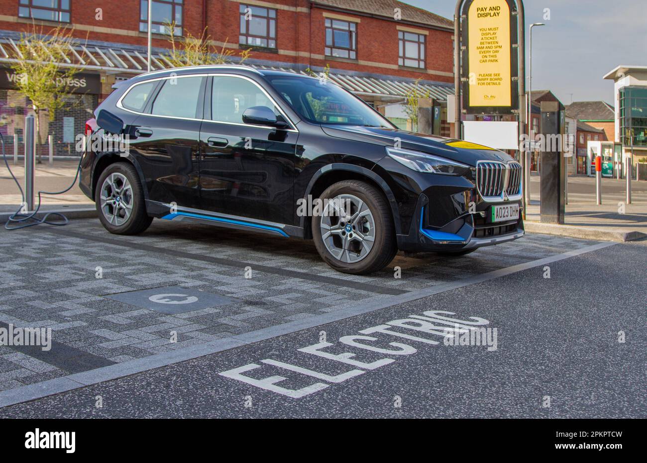 Garée nouvelle BMW noire Ix1 xDrive 30 X ligne 313 4WD eDrive Auto, SUV électricité Power 230 kW, dans libre à utiliser point de charge à Chorley, Royaume-Uni Banque D'Images