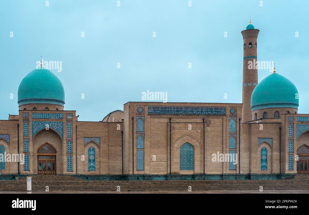 Belle photo de mosaïque classique de l'Ouzbékistan Tachkent, vue de Barak Khan Madrasah, place de l'Imam Hast (Hazrati Imam) est un centre religieux de Tachkent. Banque D'Images