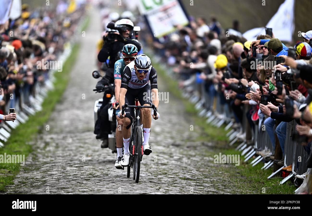 Roubaix, France. 09th avril 2023. Dutch Sjoerd Bax des Émirats de l'équipe des Émirats Arabes Unis et l'allemand Jonas Koch de Bora-Hansgrohe photographiés en action lors de la photo au passage de la route pavée 'Trouee d'Arenberg', lors de la course d'élite masculine du cyclisme 'Paris-Roubaix', 256,6km de Compiegne à Roubaix, en France, le dimanche 09 avril 2023. BELGA PHOTO JASPER JACOBS crédit: Belga News Agency/Alay Live News Banque D'Images